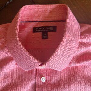Banana Republic Salmon colored non-iron button down tailored fit, Size M